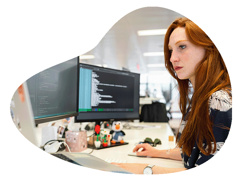 Entwicklerin am Arbeitsplatz für UI/UX Design Review